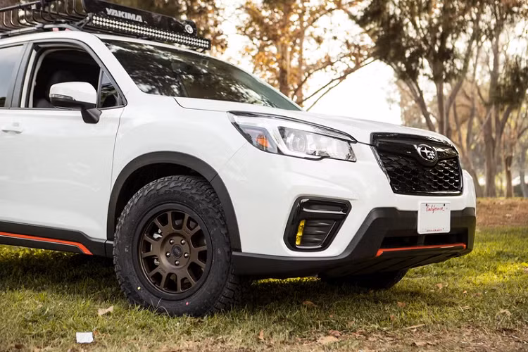 Phiên bản giới hạn trang bị sẵn gói nâng cấp Comfort. Nhờ đó, Forester Edition Sport40 được trang bị với điều hòa tự động hai vùng tiêu chuẩn, cửa sổ trời toàn cảnh, gương chiếu hậu chỉnh điện, gập điện và sưởi, vô lăng sưởi, hệ thống thông tin giải trí 8 inch, đài DAB +, tương thích Apple CarPlay và Android Auto, điều hướng với các bản cập nhật miễn phí trong ba năm và camera lùi.