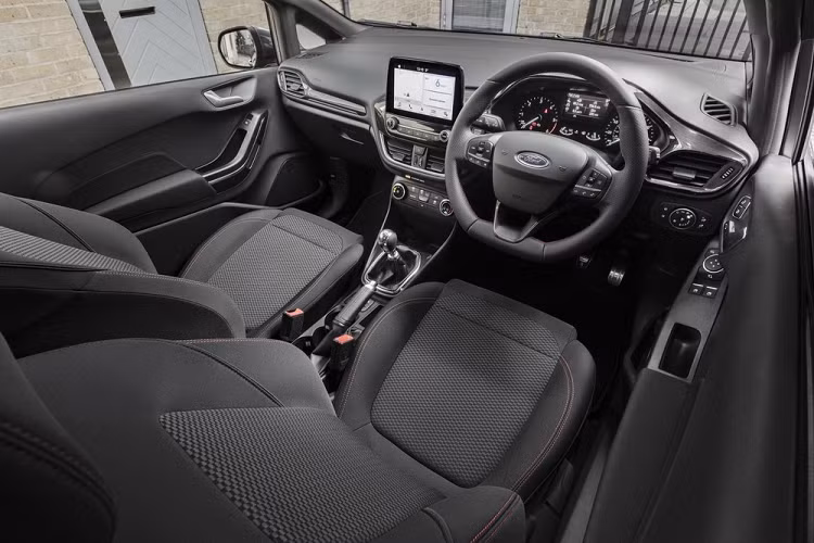"Sự hỗ trợ của công nghệ EcoBoost Hybrid có nghĩa là khách hàng chẳng những sở hữu xe mạnh hơn mà còn đi được xa hơn với 1 bình xăng", ông Roelant de Waard, phó chủ tịch mảng marketing và bán hàng của Ford châu Âu, phát biểu.