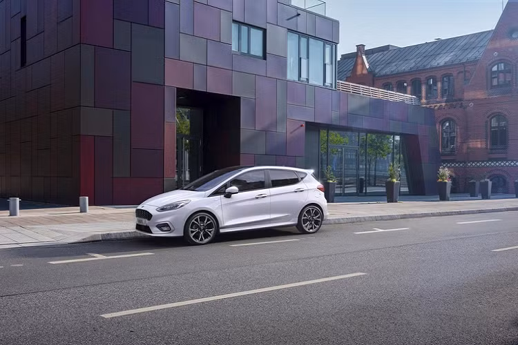Với việc thị hiếu của người tiêu dùng chuyển dần từ xe du lịch sang SUV và crossover, Ford Fiesta cỡ nhỏ đã bị "khai tử" tại nhiều thị trường như Mỹ hay Việt Nam. Thế nhưng, tại thị trường châu Âu, Ford Fiesta lại là mẫu xe bán rất chạy. Thậm chí, Fiesta còn là mẫu xe bán chạy nhất của thương hiệu Ford ở thị trường lục địa già. Do đó, chẳng có gì ngạc nhiên khi hãng Ford vẫn chăm chỉ nâng cấp cho mẫu xe cỡ B này.
