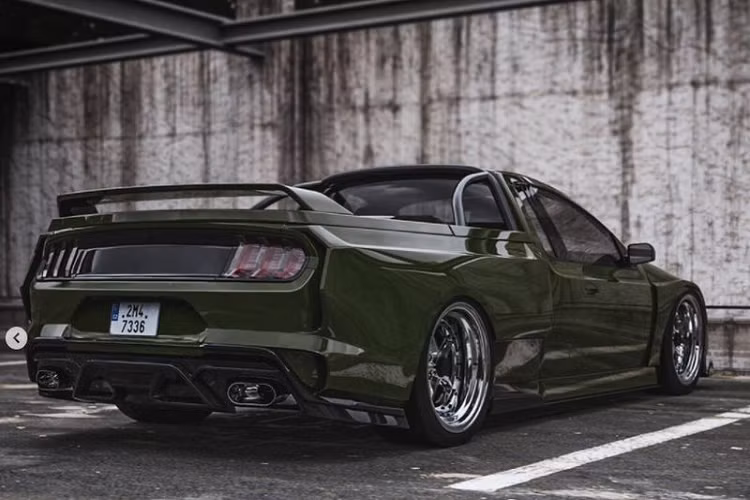 Ý tưởng này đã tạo nên một chiếc Mustang Shelby GT500 nổi bật với lưới tản nhiệt rộng và mui xe vòm lớn hơn để chứa cỗ máy V8 5.2L mạnh mẽ bên dưới. Bên cạnh đó, hệ thống treo của xe đã được hạ bớt để gầm xe sát với mặt đất hơn, tạo nên một diện mạo đặc sắc hơn cho Shelby GT500.