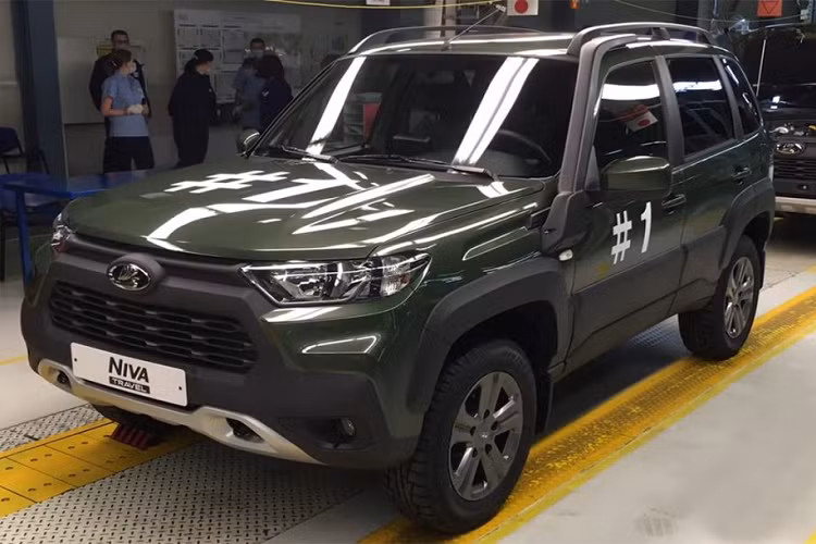 Phiên bản hiện đại của mẫu xe này được bán ra thị trường dưới cái tên Chevrolet Niva hay Lada Niva II cho đến năm 2020 khi tập đoàn GM rút chân khỏi liên doanh này và bán 50% cổ phần cho AvtoVAZ. Do đó, ở phiên bản 2021, mẫu xe việt dã của Nga được gọi bằng cái tên Lada Niva Travel 2021 mới.