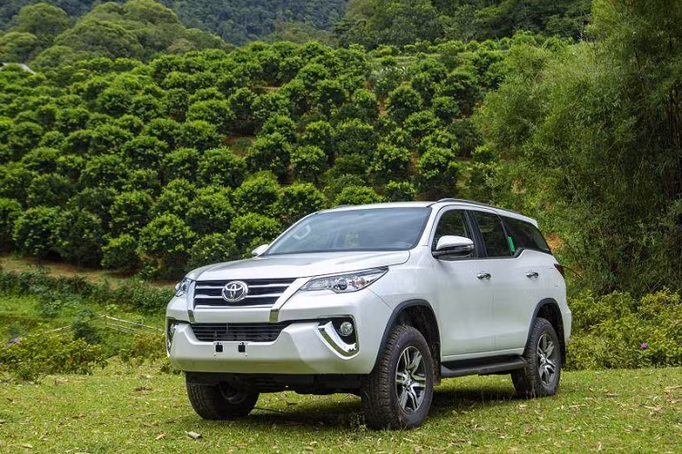 Toyota Fortuner là một trong những mẫu SUV bán chạy nhất tại Việt Nam. Phiên bản máy dầu, số sàn 1 cầu của mẫu xe này rất được ưa chuộng bởi tiết kiệm nhiên liệu, chỉ tốn 7,2 lít/ 100 km đường hỗn hợp. Xe có giá bán từ 1,033 tỷ đồng