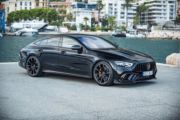 Những bổ sung đáng chú ý khác mà Brabus dành cho chiếc xe 4 cửa mạnh mẽ nhà Mercedes gồm hệ thống ống xả tùy chỉnh bằng thép không gỉ với các nắp đậy chủ động và các đầu pô bằng titan hay sợi carbon.