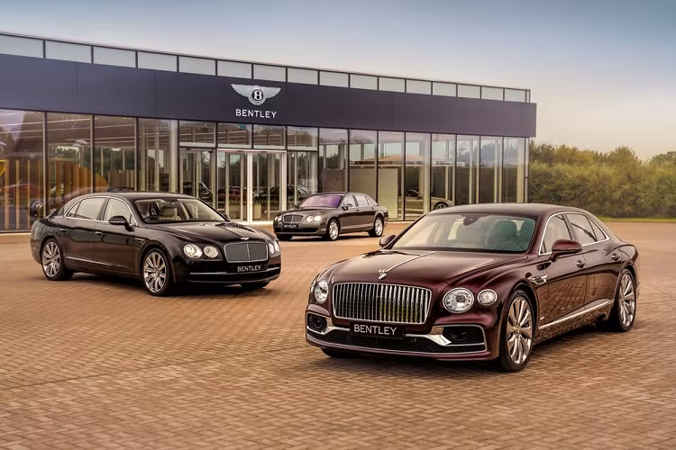Hãng xe siêu sang Anh quốc đã tạo ra một Bentley Continental Flying Spur cao cấp vào năm 2005 để nhắm đến các khách hàng muốn sở hữu xe quý tộc nhưng giá thành không quá cao như các dòng xe Rolls-Royce hay Maybach đang bán vào thời kỳ đó. Sau 15 năm tồn tại trên thị trường, Bentley đã xuất xưởng chiếc Flying Spur thứ 40.000.