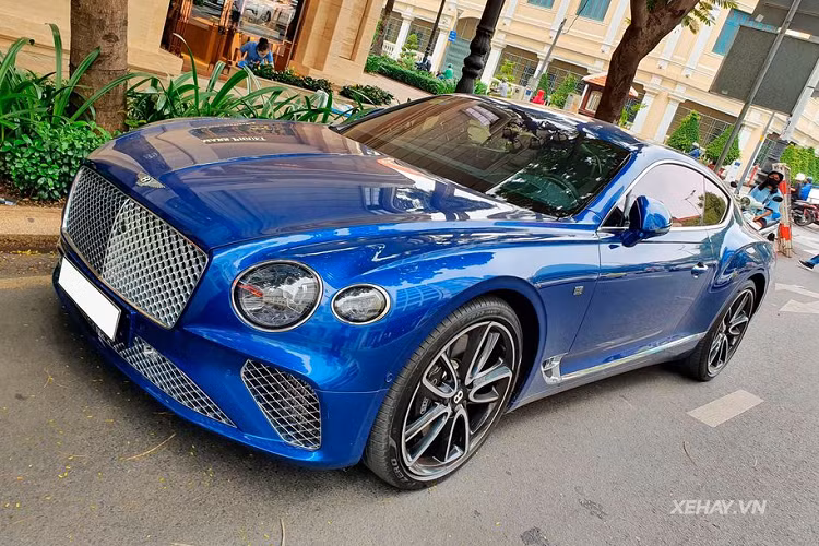 Như đã nêu trong phần tiêu đề của bài viết, chiếc xe siêu sang Bentley Continental GT này thuộc phiên bản First Edition. Đây một phiên bản giới hạn mang ý nghĩa về những chiếc xe đầu tiên được sản xuất. Không chỉ vậy, chiếc Bentley Continental GT First Edition này cũng là chiếc đầu tiên có mặt tại Việt Nam và đang định cư cùng chủ nhân ở TP. HCM.