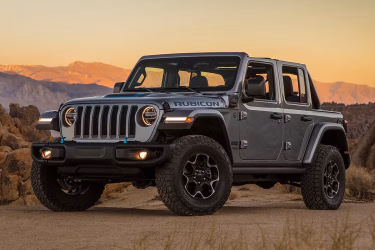 Jeep vừa công bố giá bán tại Mỹ đối với biến thể hybrid cắm sạc (plug-in hybrid, PHEV) của dòng SUV Wrangler. Theo đó, Jeep Wrangler 4xe 2021 mới có 2 phiên bản tùy chọn là Sahara và Rubicon, mức giá khởi điểm tương ứng là 49.490 USD và 53.190 USD, đã bao gồm chi phí vận chuyển.