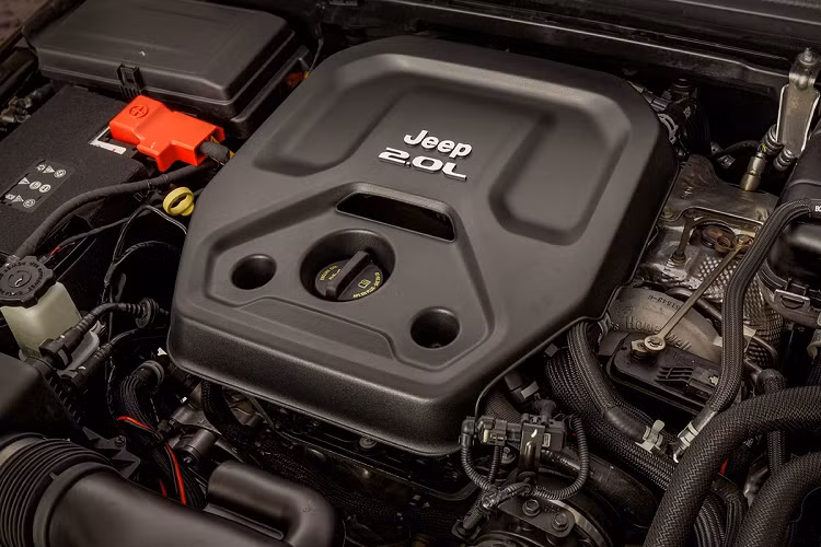 Cung cấp sức mạnh cho Jeep Wrangler 4xe là động cơ xăng tăng áp 2.0L, một động cơ điện và mô-tơ hỗ trợ eTorque. Tổng công suất đạt mức 375 mã lực cùng mô-men xoắn cực đại lên đến 673 Nm. Mẫu SUV địa hình sử dụng hộp số tự động 8 cấp, hệ dẫn động 4x4, 2 cầu cứng với khóa vi sai trước/sau và có thanh cân bằng.