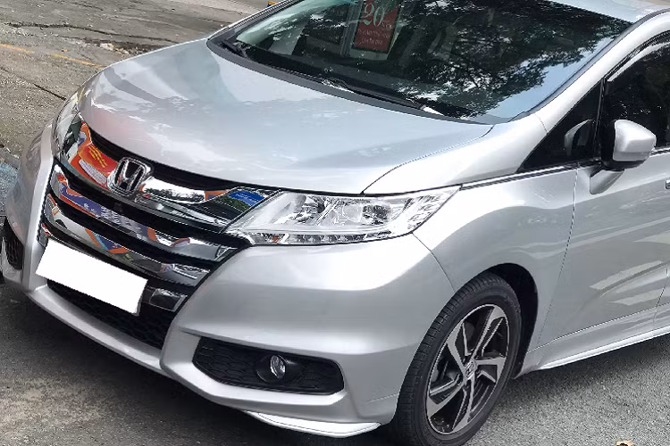 Giá cao là lý do hàng đầu khiến dòng xe Odyssey khó tiếp cận được khách hàng trong nước, vì thế mẫu xe này chỉ là một lựa chọn cho một nhóm nhỏ khách hàng có điều kiện kinh tế khá giả. Đặc biệt, đối với những khách hàng muốn mua xe MPV thương hiệu Nhật thì Honda Odyssey hạng sang là lựa chọn xe chính hãng duy nhất tại Việt Nam thời điểm đó.