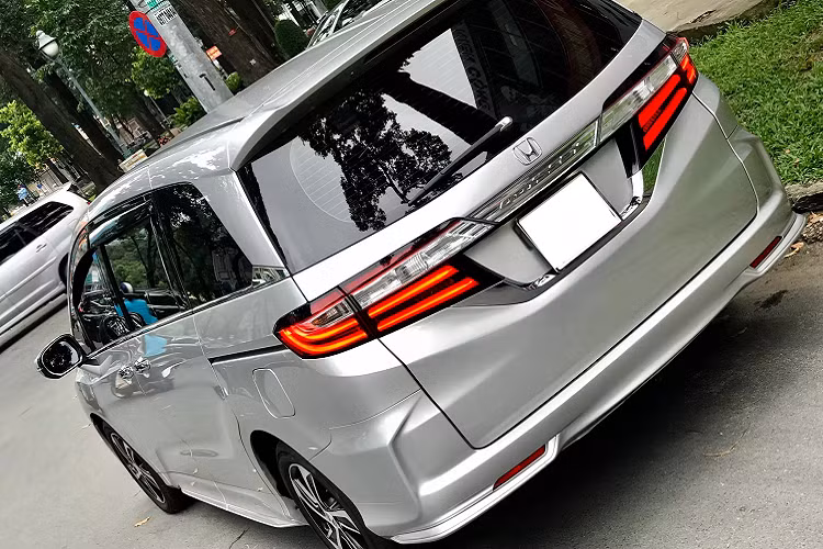 Khác với dòng Sedona có nội thất tông màu sáng, nội thất Honda Odyssey mang tông màu đen. Đi kèm với nhiều trang bị tiện nghi nổi bật như: hàng ghế trước chỉnh điện, hàng ghế thứ 2 sử dụng 2 ghế hạng thương gia với rèm che nắng, điều hòa tự động 3 vùng độc lập điều chỉnh bằng cảm ứng, tựa tay phía sau tích hợp điều chỉnh âm thanh và hộc chứa đồ, màn hình cảm ứng 7 inch…
