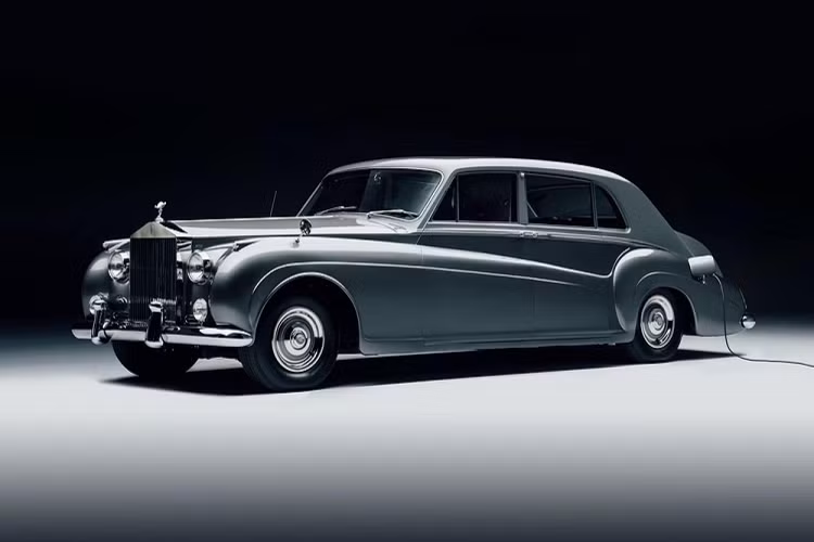 Rolls-Royce đã từng xác nhận sẽ trở thành thương hiệu chỉ sản xuất ôtô chạy điện trong tương lai. Tuy nhiên, Rolls-Royce cũng khẳng định sẽ tung ra mẫu xe điện đầu tiên "khi đến thời điểm thích hợp". Với những người muốn sở hữu xe Rolls-Royce chạy điện, công ty có tên Lunaz đến từ Anh quốc sẽ giúp họ hoàn thành ước mơ của mình.