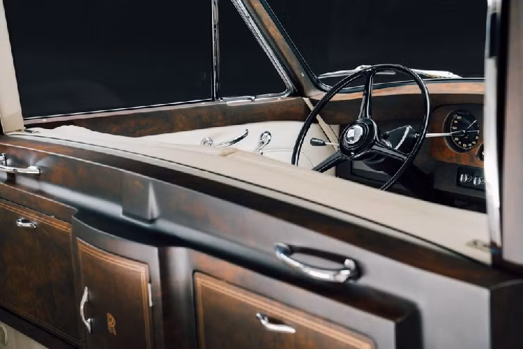 Chiếc xe Rolls-Royce chạy điện đầu tiên do công ty Lunaz sản xuất là Phantom V đời 1961. Khi bắt tay vào dự án, công ty Lunaz đã tháo tung chiếc xế cổ 59 tuổi này đến mức chỉ còn trơ khung. Sau đó, công ty Lunaz phục chế toàn bộ phần thân vỏ bên ngoài của chiếc xe. Theo công ty Lunaz, mọi chi tiết trên chiếc Rolls-Royce Phantom V đời 1961 đều được chú trọng, từ màu sơn cho đến những đường chỉ khâu nội thất.