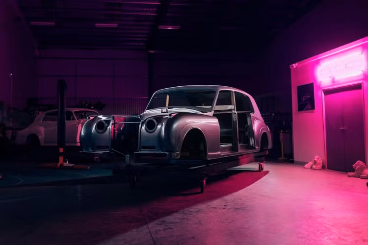 Mới đây, công ty Lunaz đã bắt tay vào sản xuất những chiếc Rolls-Royce chạy điện đầu tiên. Đặc biệt hơn, những chiếc xe chạy điện của công ty Lunaz không ra đời dựa trên Rolls-Royce đời mới. Thay vào đó, công ty Lunaz đã biến 2 mẫu xe Rolls-Royce Phantom V và Silver Cloud thành ôtô chạy điện.