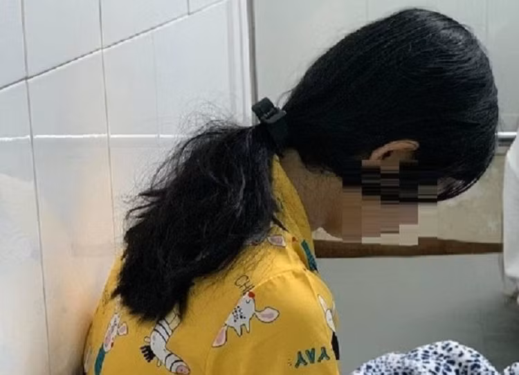 Vu nu sinh nghi tu tu: De xuat canh cao hieu truong, khien trach hieu pho