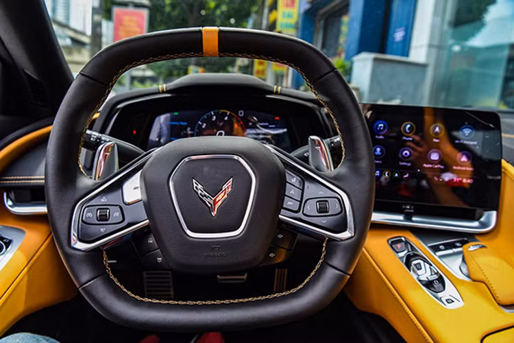 Ngoại hình Chevrolet Corvette C8 đầu tiên về Việt Nam gây ấn tượng với đèn pha LED thiết kế sắc cạnh, các hốc gió trước được chia thành 3 phần riêng biệt với các thanh chia gió nằm ngang tạo nên vẻ đẹp rất "cơ bắp" cho mẫu xe thể thao đến từ nước Mỹ.