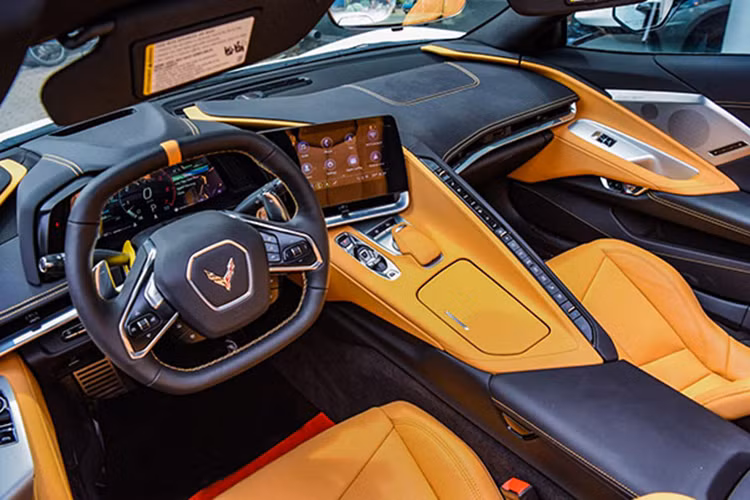 Chiếc xe thể thao mui trần Chevrolet Corvette C8 đầu tiên về Việt Nam mang ngoại thất màu trắng với nội thất màu da bò kết hợp cùng nhiều chi tiết màu đen ở bảng táp-lô cũng như viền ghế. Chevrolet Corvette C8 đầu tiên về Việt Nam sở hữu kiểu mui cứng tháo lắp bằng tay.