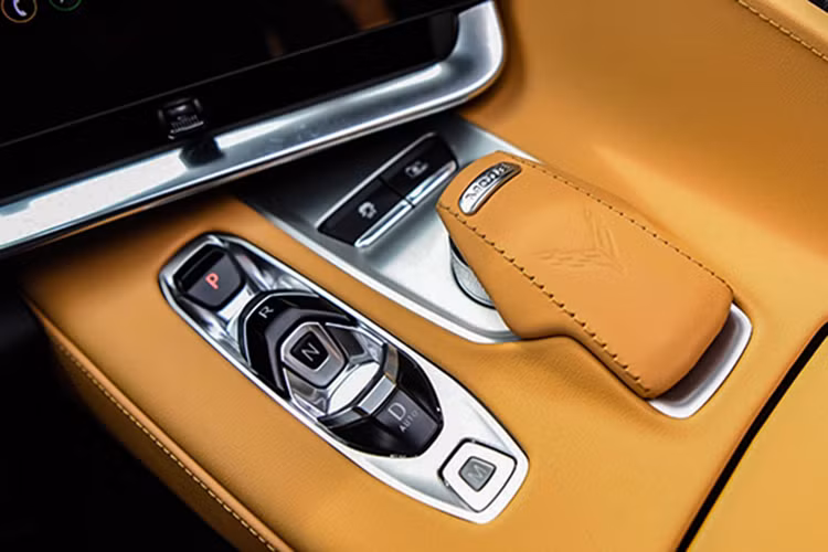 Phía sau khoang lái của những chiếc xe thể thao mui trần Chevrolet Corvette thế hệ thứ 8 là khối động cơ V8, hút khí tự nhiên LT2, dung tích 6.2 lít, có khả năng sản sinh công suất tối đa 490 mã lực và đạt mô-men xoắn cực đại lên đến 630 Nm.