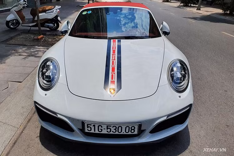 Kết hợp cùng hộp số 7 tốc độ PDK và hệ dẫn động 4 bánh, Porsche 911 Targa 4S mất khoảng 4,2 giây để tăng tốc lên 100 km/h từ vị trí xuất phát, nhanh hơn 0,3 giây so với bản tiêu chuẩn. Tốc độ tối đa của xe là 302 km/h. Theo Porsche, 911 Targa 4S tiêu thụ trung bình 8 lít xăng/100 km.