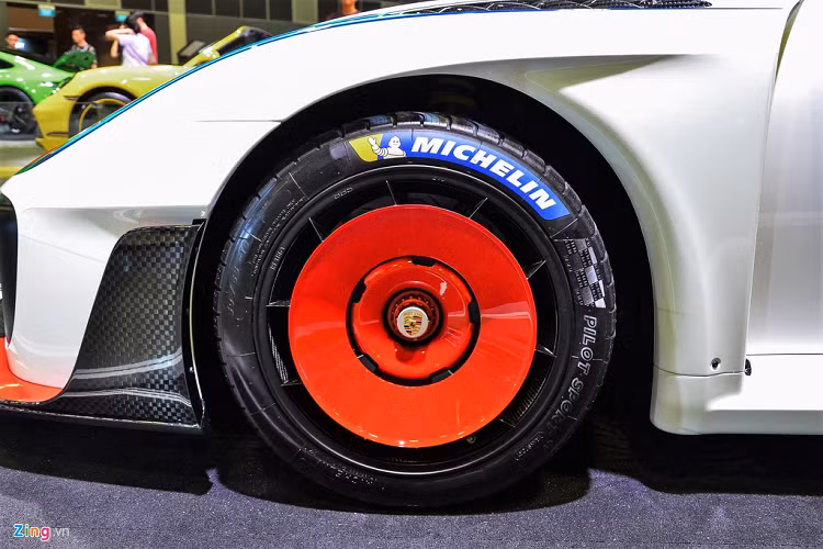 Bánh xe trên Porsche 935 là loại khóa ốc trung tâm (Center Lock Wheel). Loại bánh này giúp giảm tối thiểu thời gian thay lốp, điều này là vô cùng quan trọng trong đua xe. 