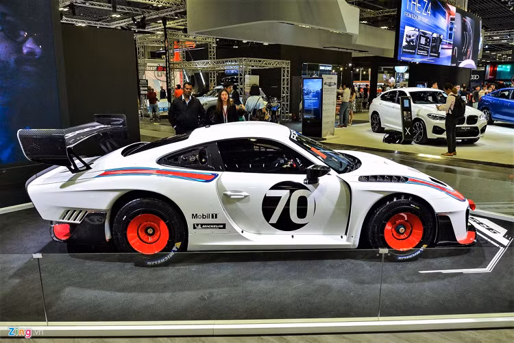 Porsche 935 có nội thất chỉ với một chỗ ngồi, tuy nhiên khách hàng có thể bỏ thêm số tiền khoảng 10.000 USD để lắp thêm ghế phụ. Xe chỉ được sản xuất đúng 77 chiếc với mức giá xe Porsche 935 mới từ 786.000 USD (tương đương 18,1 tỷ đồng).