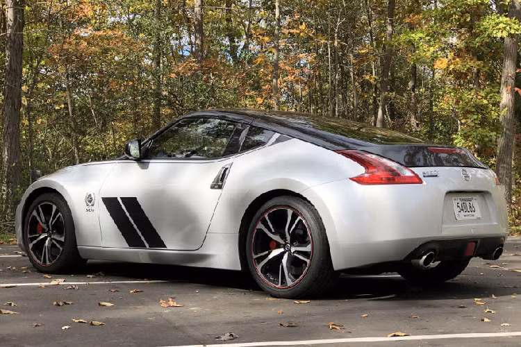 Nissan 370Z thế hệ hiện tại đã có mặt trên thị trường từ 2009 và thực sự so với phiên bản 2020 không có nhiều khác biệt do thương hiệu Nhật chỉ nâng cấp nhỏ giọt. Nếu không muốn những fan hâm mộ trung thành chuyển sang tìm vui ở các mẫu xe thể thao khác Nissan cần mang bản nâng cấp tới tay họ càng sớm càng tốt.