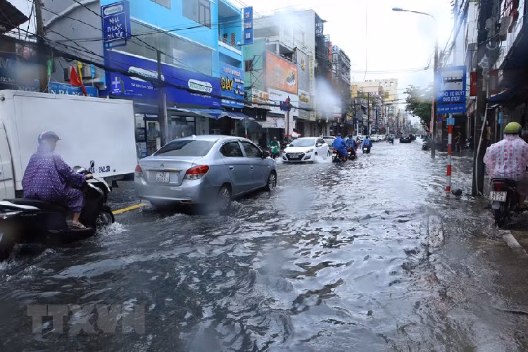 Tuyến đường Hùng Vương ở Đà Nẵng bị ngập nước do mưa lớn kéo dài gây ảnh hưởng giao thông. (Ảnh: Trần Lê Lâm/TTXVN)