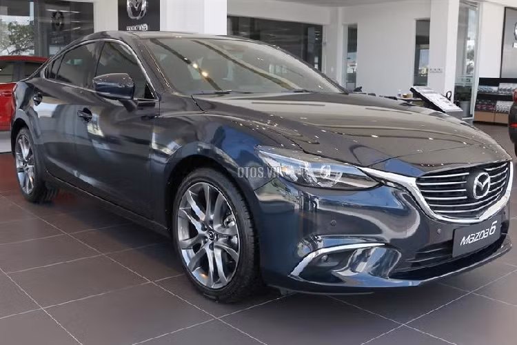 Trên thị trường, Mazda6 được định vị ở phân khúc sedan hạng D, đối thủ của Toyota Camry, Honda Accord hay Kia Optima. Nhờ lợi thế lắp ráp, Mazda6 tại Việt Nam là đại diện xe hạng D Nhật Bản có giá bán dễ tiếp cận nhất hiện nay.