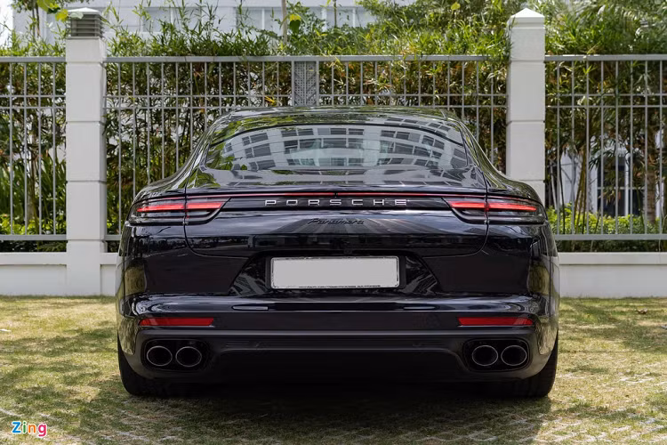 Porsche Panamera bản tiêu chuẩn có kích thước dài x rộng x cao lần lượt 5.049 x 1.937 x 1.423 mm, chiều dài cơ sở đạt 2.950 mm và nặng hơn 1,8 tấn. Xe vẫn mang nét thiết kế đặc trưng của Porsche với các góc bo tròn mạnh mẽ ở phía trước và sau, thân xe trườn dài trông như một phiên bản phóng to của mẫu Porsche 911.