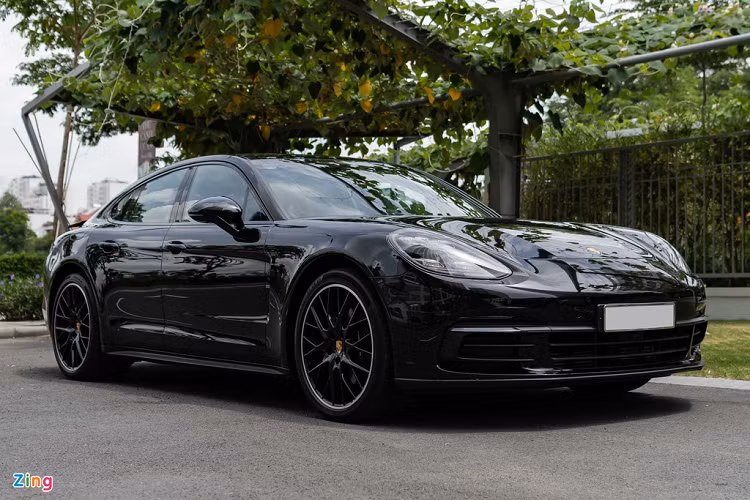Tròn một thập kỷ ra mắt trên toàn thế giới, mẫu xe sang Porsche Panamera được xem là mẫu xe dành cho những ai vừa thích trải nghiệm cảm giác lái thể thao, cũng như tìm kiếm cảm giác thư thái ở hàng ghế sau. Dòng sedan hạng sang của Porsche đang ở thế hệ thứ 2 và là đối thủ cạnh tranh với Maserati Quattroporte, Jaguar XJL hay Audi A8L. 