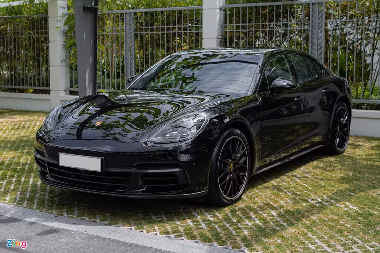 Chiếc Porsche Panamera tiêu chuẩn trong bài viết sở hữu phong cách mạnh mẽ với tông màu đen chủ đạo ở cả bên ngoài lẫn bên trong. Tổng chi phí nâng cấp trang bị tùy chọn và tiện nghi cho mẫu xe này là khoảng một tỷ đồng. Cộng thêm các khoản thuế và phí dịch vụ, giá của mẫu xe này là hơn 6 tỷ đồng. 