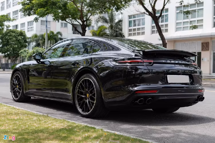 Tại Việt Nam, Porsche Panamera có hơn 10 biến thể với các cấu hình động cơ, hệ dẫn động và kiểu dáng thiết kế khác nhau. Trong đó, phiên bản Panamera tiêu chuẩn với thiết kế coupe 4 cửa, động cơ V6 3.0L cùng hệ dẫn động cầu sau hiện có mức giá khởi điểm hơn 4,7 tỷ đồng. Các phiên bản Panamera tiêu chuẩn và phiên bản S được trang bị gói tiện nghi cao cấp không tốn phí. Đồng thời, người mua có thể chọn thêm các trang bị nội ngoại thất để cá nhân hóa chiếc xe của mình.