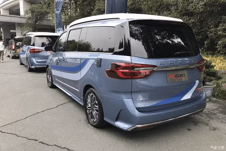Maxus RG20 thế hệ mới mang dáng vẻ to rộng, vuông vắn như bạn kỳ vọng ở một mẫu xe van, trong xe có một chiếc giường 2 người ở phía dưới, và thêm một giường nhỏ ở khu vực nóc nâng cấp. Tuy nhiên phần tuyệt nhất của chiếc xe này là một hệ thống tắm vòi hoa sen bên ngoài.