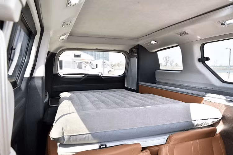 Các công ty đã không ngừng vận chuyển những chiếc RV to lớn từ Mỹ, và những công ty nội địa khác thì bắt đầu cho ra đời những chiếc xe to lớn hơn ở Trung Quốc. Tuy nhiên sau này, chính phủ bản địa đã can thiệp và khiến doanh số sụt giảm nhanh chóng.