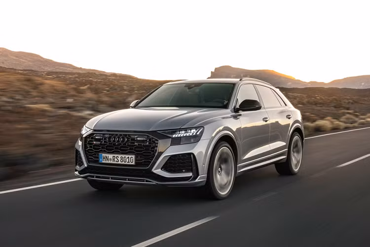 Mẫu xe này từng được Top Gear bình chọn là chiếc xe SUV hàng đầu và nó chắc chắn là một chiếc xe ấn tượng, Audi Q8 2020 có kiểu dáng tròn trịa nhưng vẫn gọn gàng với phong cách của những chiếc xe thể thao coupe. Chiếc SUV đầu bảng của Audi được trang bị động cơ xăng V6 3.0L kết hợp cùng mô-tơ điện Mild hybrid MHEV 48V, sản sinh công suất 340 mã lực và mô-men xoắn cực đại 500 Nm.