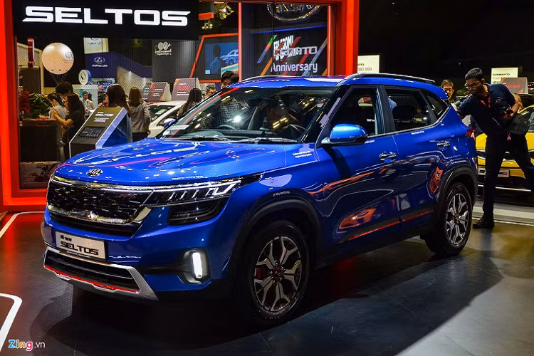 Sở hữu chung nền tảng với mẫu xe đồng hương Hyundai Kona, vì thế Kia Seltos mới có nhiều điểm tương đồng với Kona. Ngoài ra, chiếc SUV này còn thừa hưởng thiết kế từ mẫu Concept SP Signature với kiểu dáng thể thao, góc cạnh và các đường dập nổi. Tại Mỹ, mẫu SUV này có 3 phiên bản động cơ là động cơ xăng tăng áp 1.6L, động cơ xăng hút khí tự nhiên 2.0L và động cơ diesel 1.6L.
