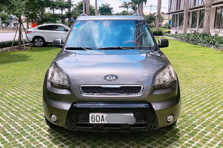 Tại thời điểm năm 2014, Kia Soul nhập chính hãng (máy 2.0L hộp số tự động 6 cấp) có giá bán khá “chát” 780 triệu đồng cho phiên bản mui kín và 798 triệu đồng cho phiên bản có thêm cửa sổ trời. Vài năm sau đó, THACO KIA đã đi đến quyết định “khai tử” dòng xe này do kén khách vì giá cao, bên cạnh kiểu dáng hộp lúc đó không hợp thị hiếu của đại đa số khách hàng Việt.