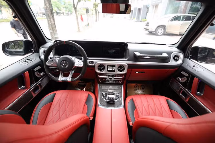 Trên phiên bản Mercedes-Benz G63 Trail Package 2020 có phần logo thể hiện sự khác biệt so với những biến thể đã có mặt tại Việt Nam. Được biết, phiên bản địa hình G63 còn có hệ thống treo thích ứng với giảm xóc AMG RIDE CONTROL mang đến sự êm ái cho hành khách.