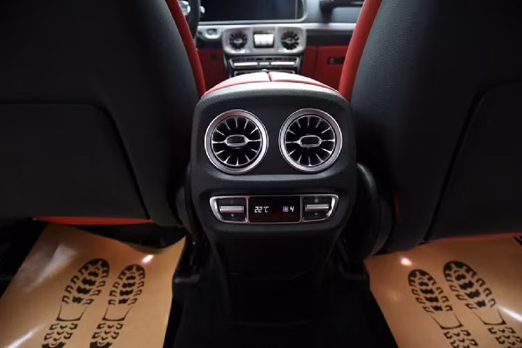 Mercedes-AMG G63 được trang bị 3 màn hình giải trí có kích thước 12,3 inch hỗ trợ kết nối Apple CarPlay và Android Auto... đầu ra là dàn âm thanh Burmester cao cấp. Không chỉ vậy, xe còn có hệ thống điều hoà tự động 3 vùng độc lập, cửa gió điều hoà dạng tua-bin máy bay đặc trưng, kính lái 1 chạm mọi vị trí, ốp carbon ở bệ điều khiển trung tâm, táp-lô...