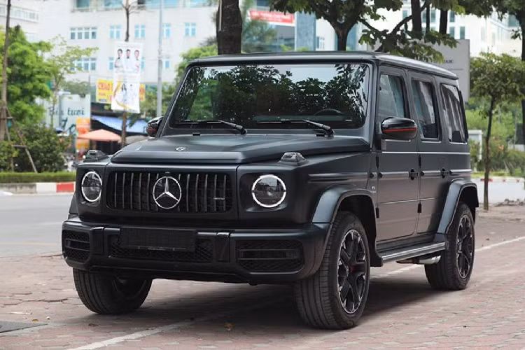 Nhờ hộp số tự động AMG Speedshift Plus 9 cấp và hệ dẫn động 4 bánh mà Mercedes-AMG G63 Trail Package 2020 có thể tăng tốc từ 0-100 km/h trong 4,5 giây trước khi đạt vận tốc tối đa 220 km/h. Giá xe Mercedes-Benz G63 Trail Package 2020 đầu tiên về Việt Nam được đại lý tư nhân chào bán khoảng hơn 12 tỷ đồng.