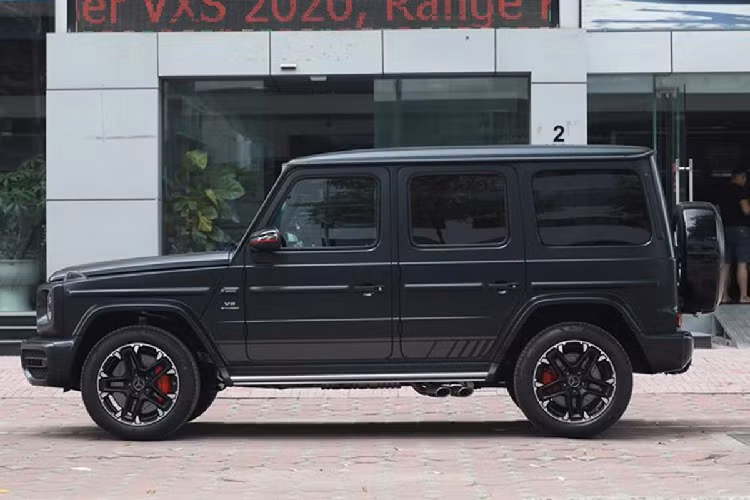 Nhìn trực diện phần đầu, Mercedes-Benz G63 độ Trail Package duy trì hệ thống đèn chiếu sáng trước sử dụng công nghệ LED toàn phần với thiết kế dạng elip. Đèn pha/cos có tính năng bật/tắt tự động và điều chỉnh góc đánh lái khi vào cua. Trung tâm, lưới tản nhiệt của xe vẫn dùng những thanh nan dọc với logo "Ngôi sao ba cánh" kèm camera trước quen thuộc.