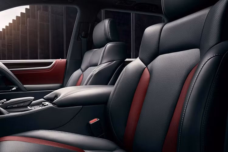 Dù ở phiên bản nào, Lexus LX 2021 cũng dùng động cơ xăng V8, dung tích 5,7 lít, sản sinh công suất tối đa 383 mã lực và mô-men xoắn cực đại 546 Nm như cũ.