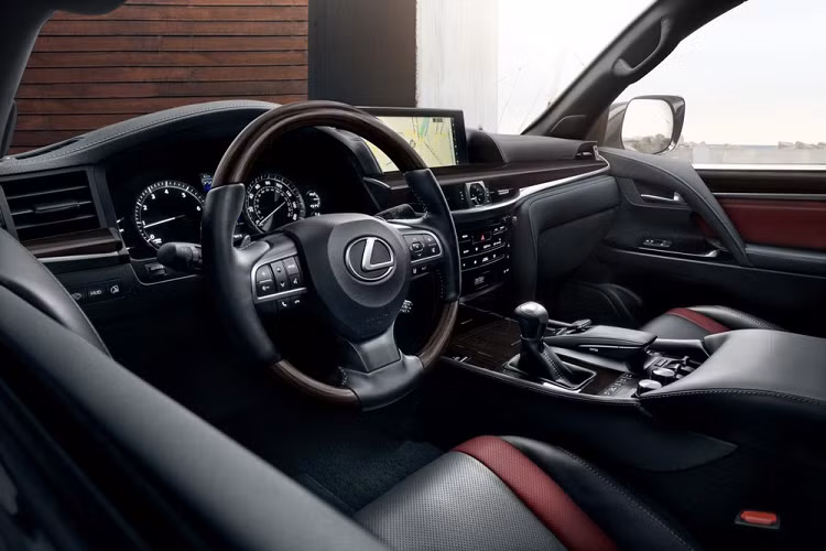 Bước vào bên trong Lexus LX Inspiration Series 2021, người lái sẽ được chào đón bằng không gian nội thất 3 hàng ghế bọc da semi aniline màu đen phối với màu đỏ Rioja Red. Cuối cùng là trần xe màu đen, thảm sàn đặc biệt và hộc đựng găng tay riêng.