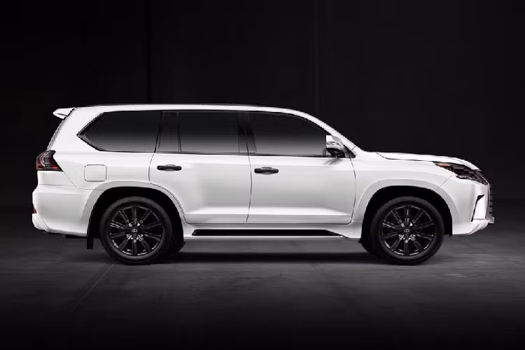 Điểm nhấn của Lexus LX Inspiration Series mới với số lượng sản xuất chỉ đúng 500 chiếc. Được sơn màu đen Black Onyx hoặc trắng White Pearl, Lexus LX Inspiration Series 2021 sở hữu nhiều chi tiết ngoại thất màu đen như lưới tản nhiệt, vỏ đèn và viền chân kính. Thêm vào đó là những chi tiết mạ crôm, logo chữ nổi, tay nắm cửa và bộ vành hợp kim 21 inch màu đen.