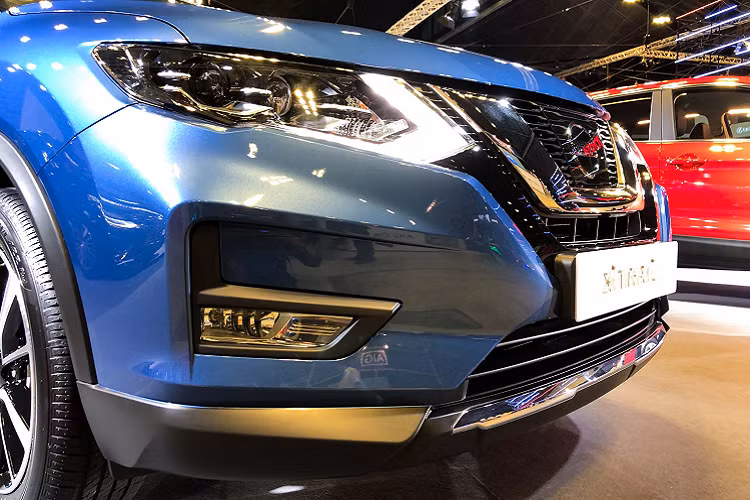 Tại Singapore, Nissan X-Trail facelift được phân phối duy nhất phiên bản lắp động cơ 4cyl dung tích 2.0L hút khí tự nhiên (N/A) cho công suất tối đa 141 mã lực tại 6.000 v/p và mô-men xoắn cực đại 200 Nm tại 4.400 v/p. Sức mạnh được truyền xuống bốn bánh (4WD) sử dụng hệ thống điều khiển cầu điện tử thông minh thông qua hộp số tự động vô cấp (CVT).