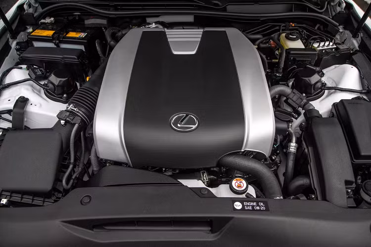 Nếu chọn phiên bản dẫn động 4 bánh AWD cho Lexus IS 300, khách hàng sẽ phải chi trả từ 41,000 USD (khoảng 950 triệu). Khác với bản RWD, Lexus IS 300 AWD trang bị động cơ V6 3.5L cho công suất 260 mã lực và momen xoắn 320 Nm. Xe sử dụng hộp số tự động 6 cấp. Nhờ hệ truyền động mạnh mẽ hơn, Lexus IS 300 AWD đạt 100km/h chỉ trong 6,1 giây.