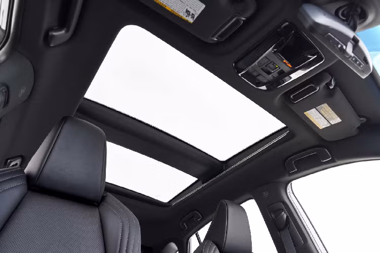 Màn hình trung tâm của xe có kích thước từ 8 - 12,3 inch, dạng lật, tương thích Android Auto, Apple CarPlay và Amazon Alexa. Màn hình cụm đồng hồ cũng có kích thước từ 4,2 - 7 inch tùy phiên bản. Vô lăng đa phương tiện.