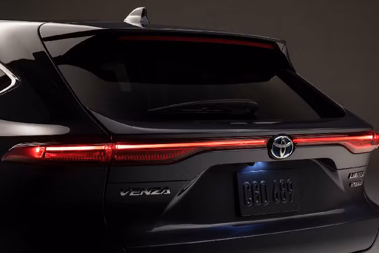 Trong khi phần mui xe theo phong cách coupe, kính hông cũng có thiết kế vuốt lên, tạo dấu ấn coupe khá đẹp. Giống như chiếc Harrier, đèn hậu Venza thế hệ mới dạng LED mảnh trải dài toàn bộ chiều rộng của xe. Phía dưới là dải LED trang trí ngang và cặp ống xả. Toyota Venza đi kèm bộ mâm 18 hoặc 19 inch đa chấu. Xe còn có hệ thống mở cốp rảnh tay.