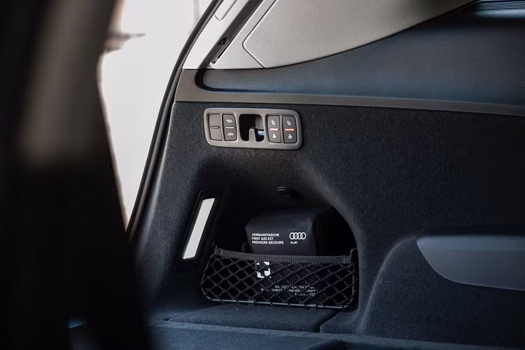 Audi Q7 2020 được trang bị ghế ngồi bọc da cao cấp, chỉnh điện đa hướng, nhớ 2 vị trí ở hàng ghế trước. Cabin trang trí bằng gỗ sần sang trọng và một chút kim loại. Hệ thống điều hoà 4 vùng độc lập, vô-lăng tròn tích hợp nhiều phím chức năng và lẫy chuyển số phía sau. Hàng ghế thứ 2 rộng rãi với 3 chỗ ngồi, gập phẳng bằng cơ. Hàng ghế thứ 3 dành cho 2 người lớn kích thước nhỏ hoặc trẻ em, có thể gập và dựng lên bằng nút bấm điện.