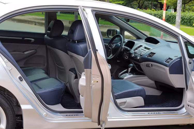 Honda Civic được trang bị động cơ xăng, 4cyl thẳng hàng, dung tích 2.0L, hút khí tự nhiên, cam đôi (DOHC), sử dụng công nghệ điều khiển van biến thiên (i-VTEC) cho công suất tối đa 155 mã lực tại 6.500 vòng/phút và mô men xoắn cực đại 190 Nm có được từ 4.300 vòng/phút.