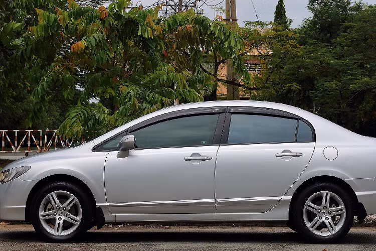 Thiết kế của Honda Civic thế hệ thứ 8 đã để lại nhiều dấu ấn trong lòng người yêu xe, nhất là những khách hàng trẻ. Thậm chí đến thời điểm này, thiết kế của Civic thứ 8 vẫn được nhiều người yêu thích. Nhờ thiết kế mang hơi hướng năng động, thể thao, nên từ trước nên dòng xe Civic này rất được nhiều chủ sở hữu cá nhân hoá, độ ngoại thất theo các phong cách khác nhau. Thâm chí, trên thị trường, các đồ chơi trang trí cho Civic thế hệ này khá nhiều và giá bán hiện tại rất hợp lý.