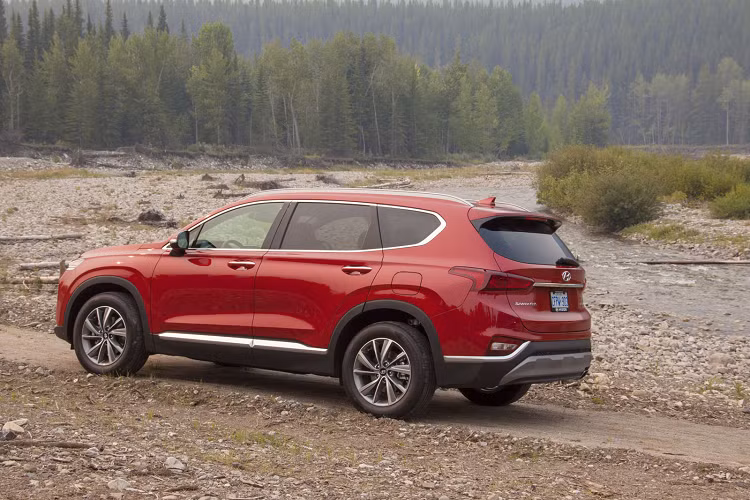 Cái tên SantaFe đã góp phần gầy dựng lên tên tuổi cho hãng xe Hyundai có thể tạo nên sản phẩm chất lượng, mang độ tin cậy cao có thể sánh vai với các hãng xe Mỹ và Nhật Lâu đời.